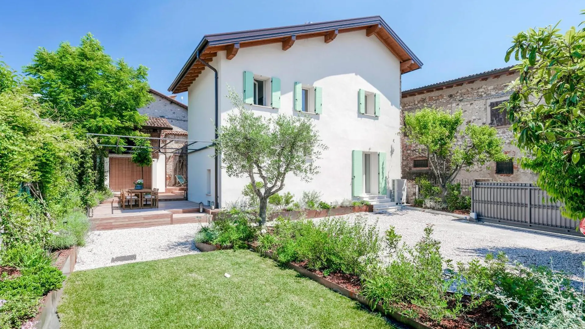 Stylish Holiday Home - P R A T E L L O contacts