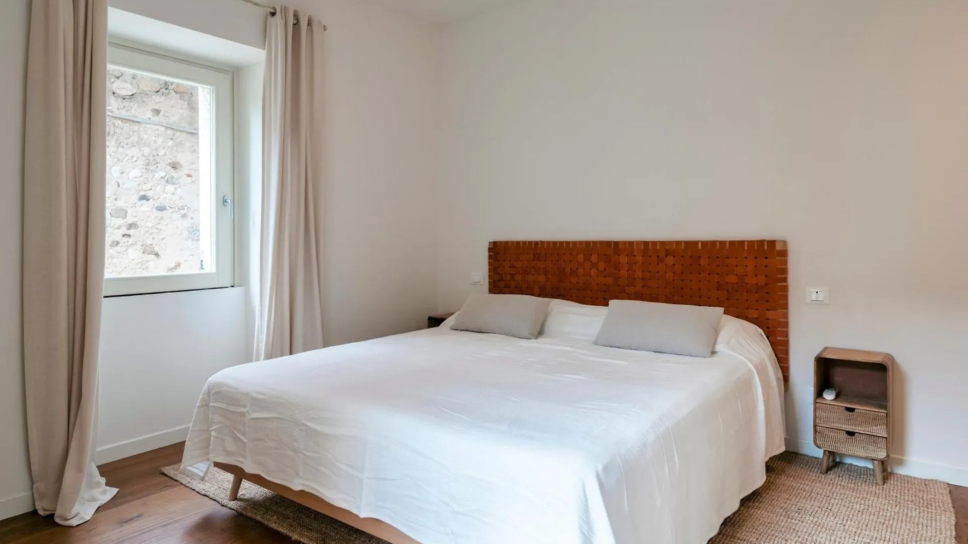 Villa Stylish Holiday Home - P R A T E L L O Padenghe sul Garda Italy